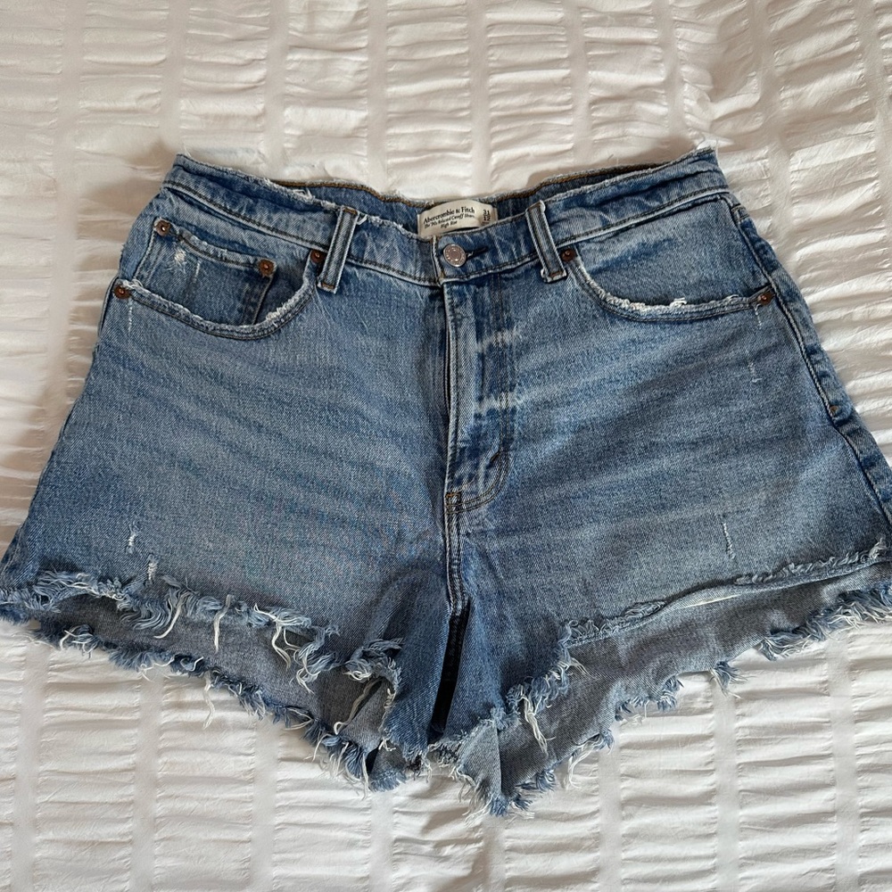 Abercrombie 90’s relaxed high rise cut off shorts size 31